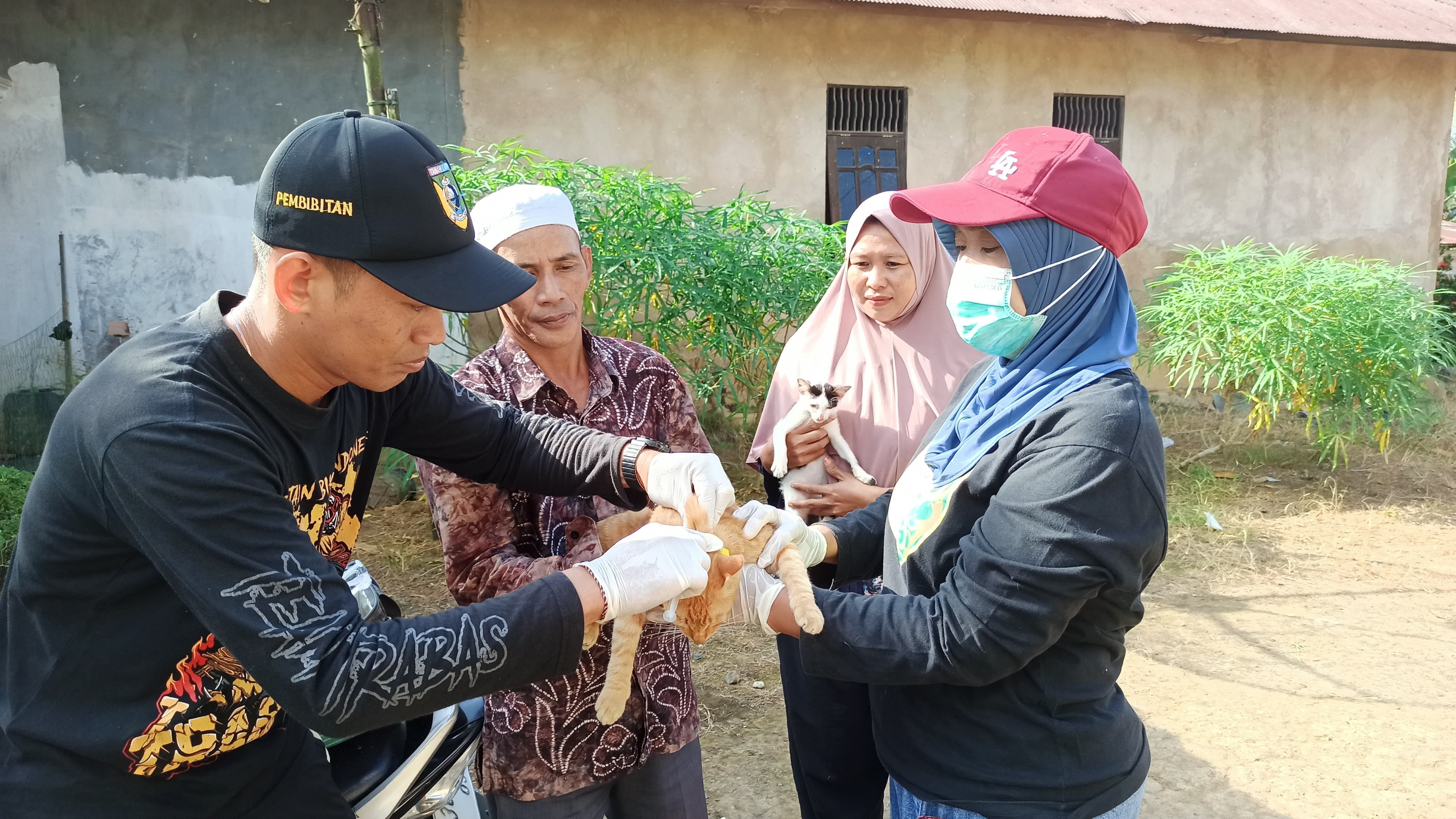 UPT Puskeswan Takisung Laksanakan Vaksinasi Rabies dan Pengobatan Hewan di Desa Benua Lawas