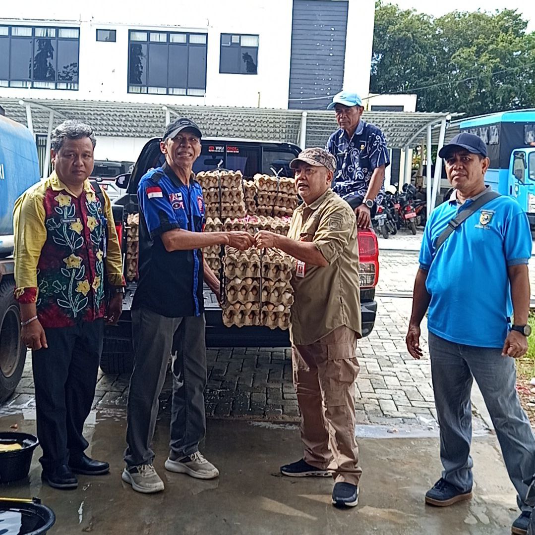 Disnakkeswan Kabupaten Tanah Laut Salurkan Bantuan Telur Ayam untuk Korban Banjir